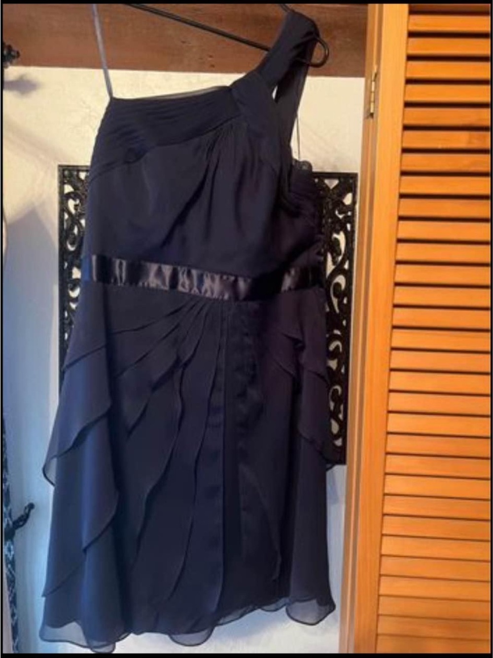 Navy blue bridesmaid dress, one shoulder, padding included, knee length.